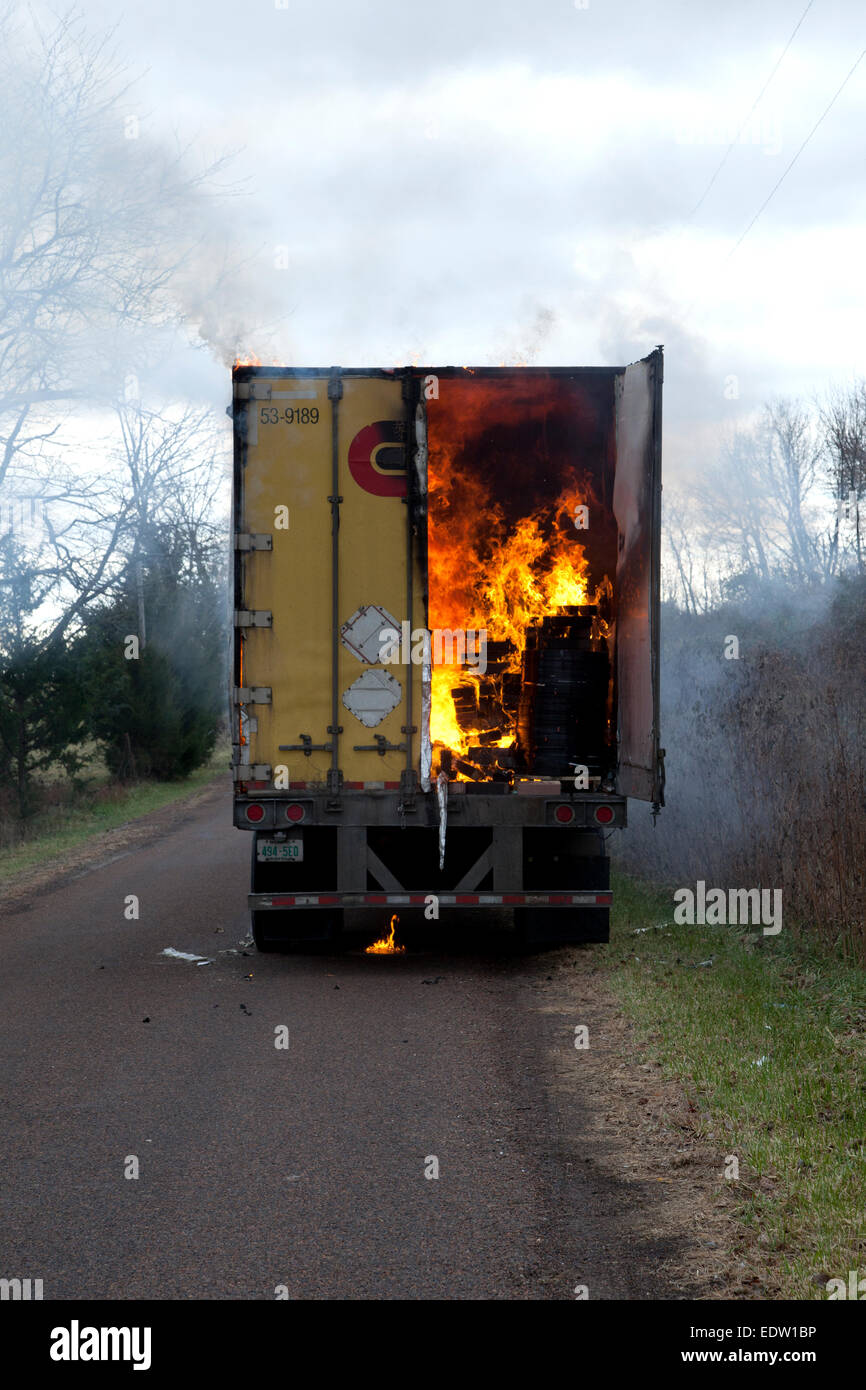 LKW-Auflieger auf Feuer auf der Landstraße. Stockfoto