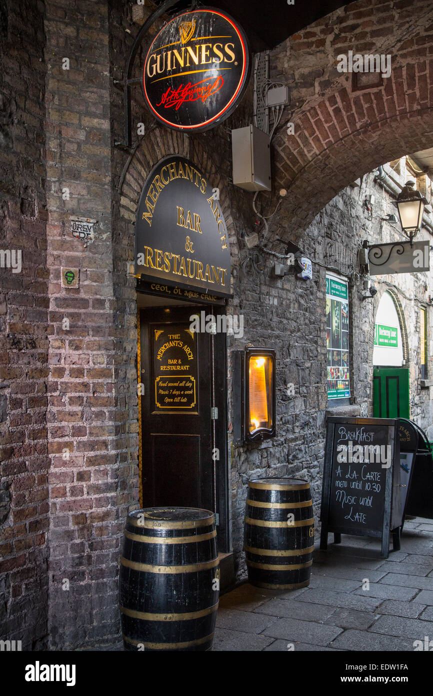 Zugang zum Händler-Arch-Bar und Restaurant, Dublin, Irland Stockfoto