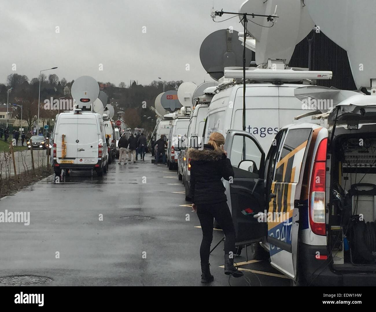 (150110)--DAMMARTIN-EN-GOELE, 10. Januar 2015 (Xinhua)--mobiles Fernsehen, die Einheiten in gesehen werden, dass Dammartin-En-Goele, nordöstlich von Paris, wo zwei Brüder Charlie Hebdo Angriff im Verdacht einer Person als Polizei als Geisel die bewaffneten am 9. Januar 2015 in die Enge getrieben. Gebrüder Kouachi, verdächtigen Charlie Hebdo Angriffe, während französische Sicherheitskräfte Angriff am Freitagabend getötet wurden, und die Geiseln am Leben sind. (Xinhua/Han Bing) Stockfoto