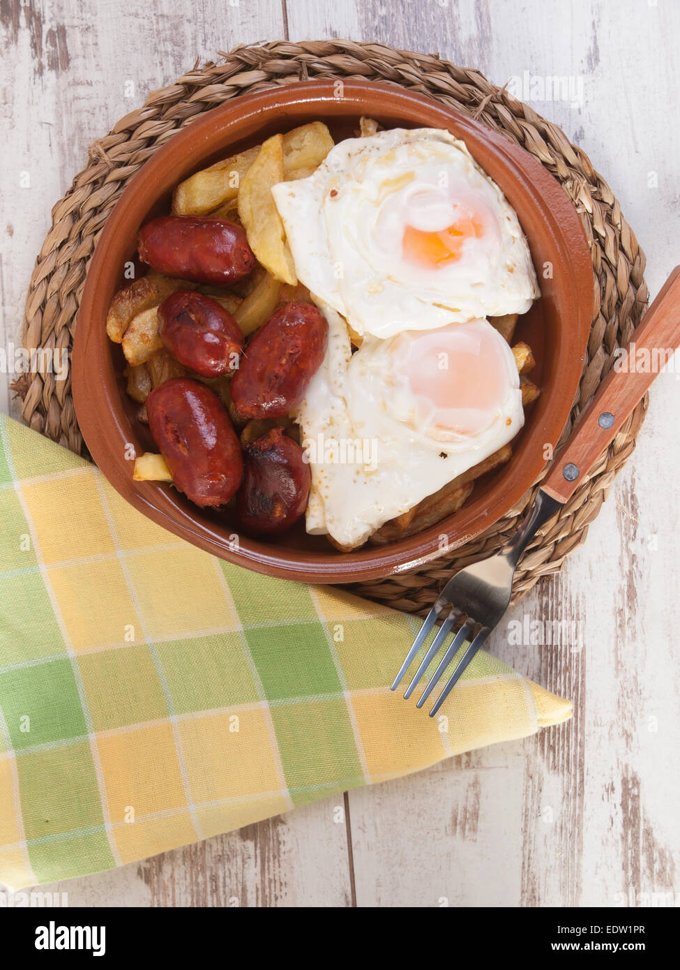 Eiern mit Pommes Frites und Würstchen. Ein typisches spanisches Gericht. Stockfoto