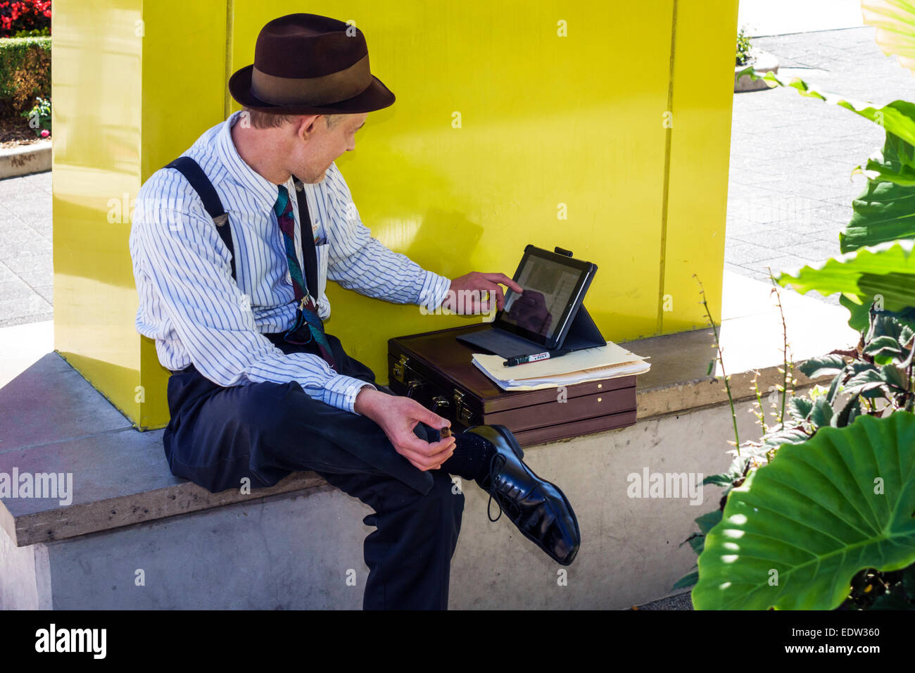 Chicago Illinois, North River, Clark Street, Mann Männer männlich, Gangster, Mobster, Outfit, Guide, using, Tablet, iPad, IL140907009 Stockfoto