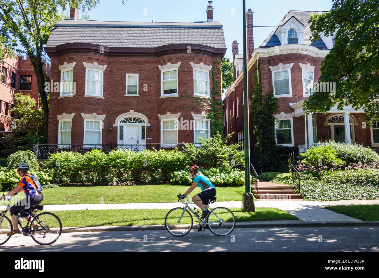 Chicago Illinois, South Side, South Woodlawn Avenue, Häuser, Häuser, Villen, weibliche Frauen, Biker, Fahrräder, Radtouren, Reiten, IL140907024 Stockfoto