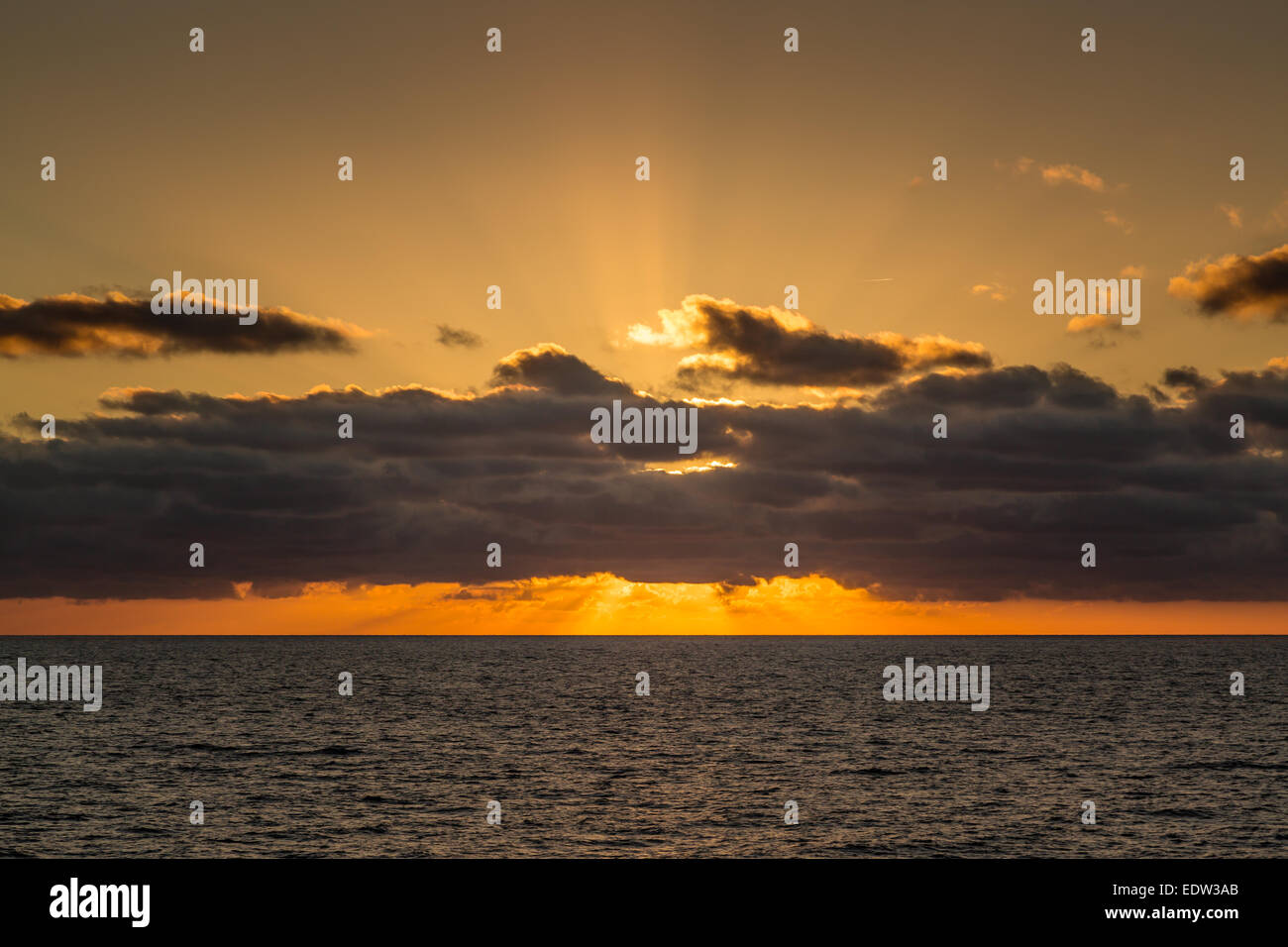 Auch Sonnenuntergang nach hinter fernen Wolken über dem Mittelmeer Stockfoto