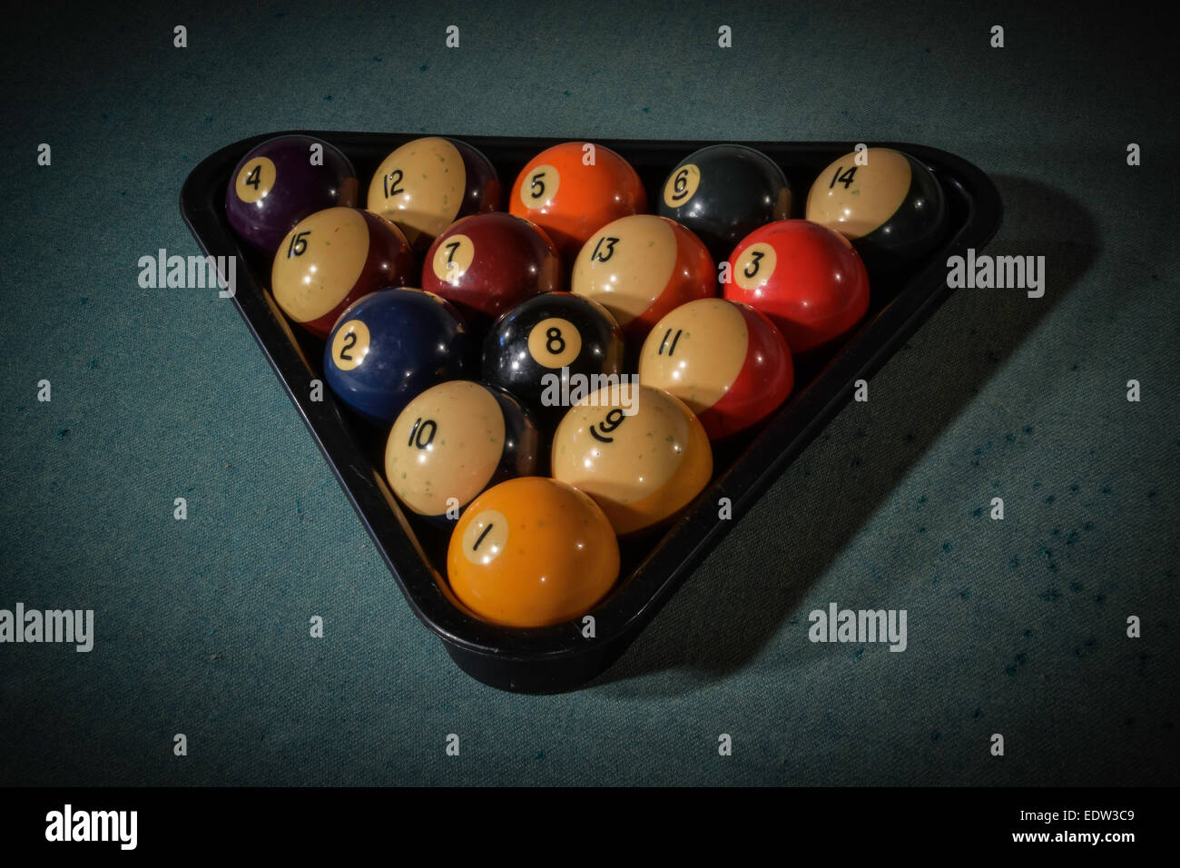 Ein Bild von Rack Billardkugeln; alle bis auf die "8" Gesicht unidirektional entfernt von der Kamera. Stockfoto