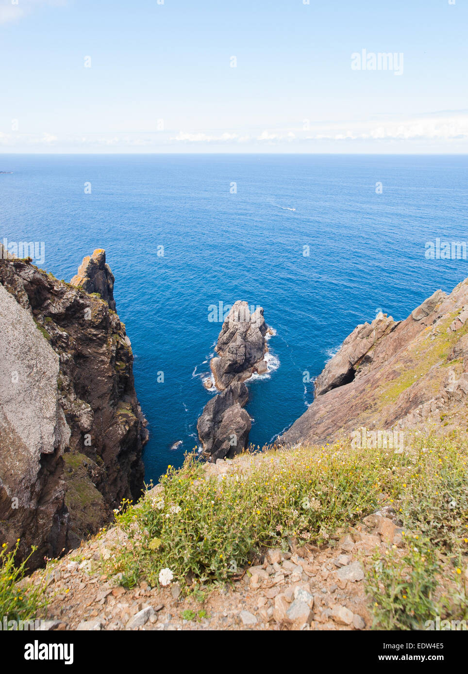 Klippe, auf der Küste von Galicien an einem Sommertag Stockfoto