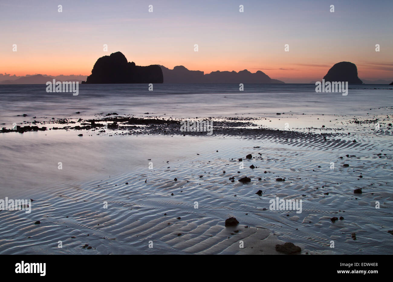 Sonnenuntergang Silhouetten am Strand der Insel Koh Ngai Thailand Stockfoto