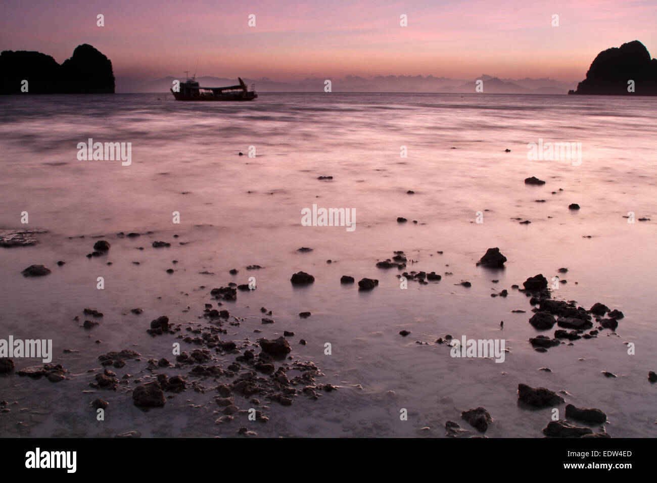 Sonnenuntergang Silhouetten am Strand der Insel Koh Ngai Thailand Stockfoto