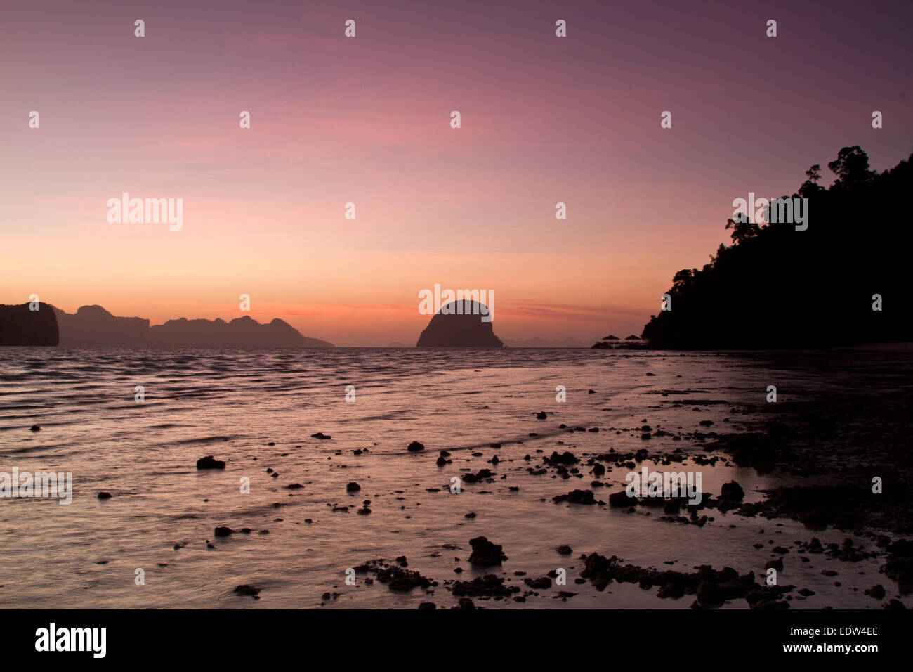 Sonnenuntergang Silhouetten am Strand der Insel Koh Ngai Thailand Stockfoto