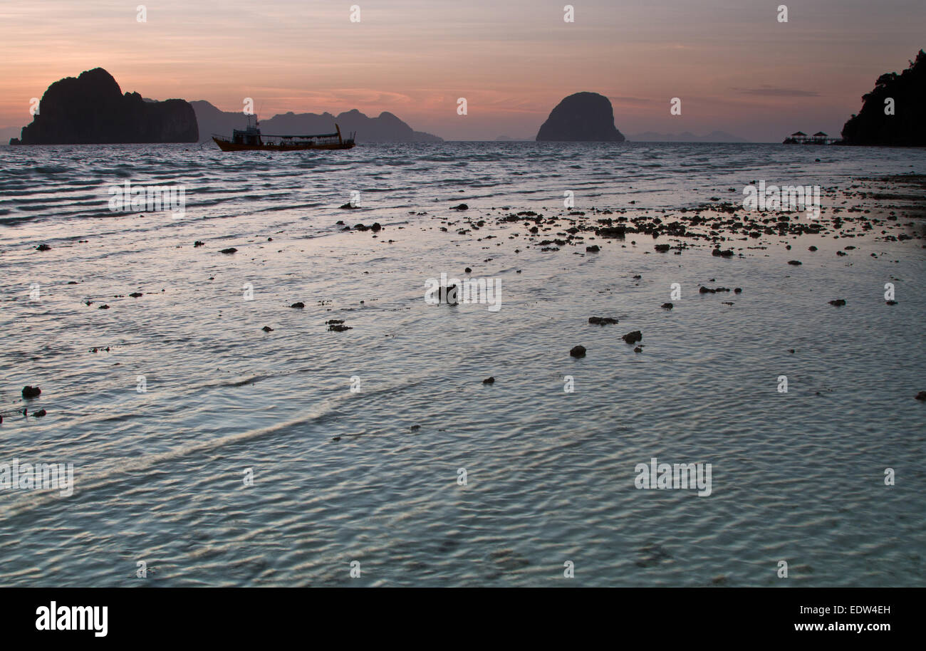 Sonnenuntergang Silhouetten am Strand der Insel Koh Ngai Thailand Stockfoto