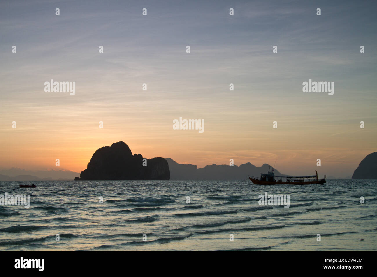 Sonnenuntergang Silhouetten am Strand der Insel Koh Ngai Thailand Stockfoto