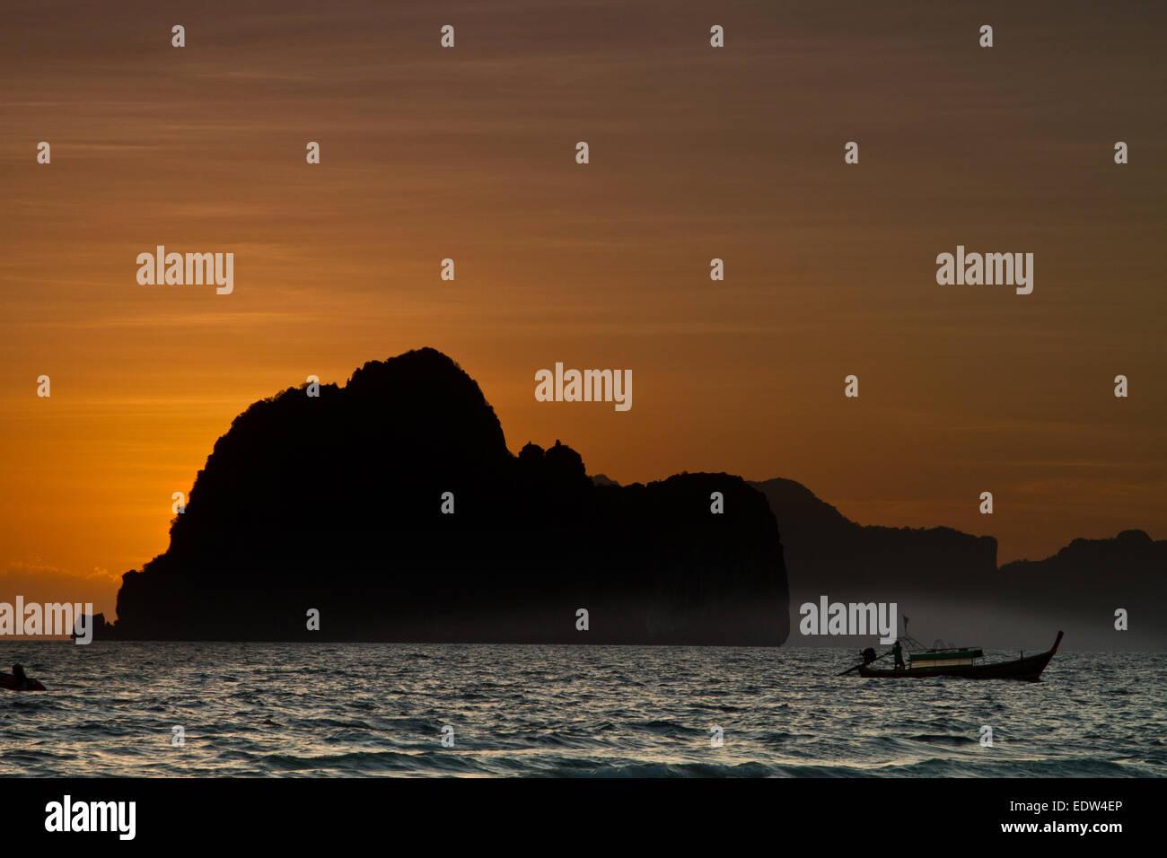 Sonnenuntergang Silhouetten am Strand der Insel Koh Ngai Thailand Stockfoto