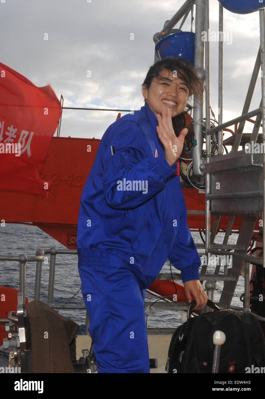 (150110)--an Bord XIANGYANGHONG 09, 10. Januar 2015 (Xinhua) - Zhang Yi, Chinas erste weibliche pilot Auszubildender für Tiefsee bemannten Sub, Wellen vor dem Eintritt in die Tiefsee bemannten Tauchboot Jiaolong, China, im Südwesten des Indischen Ozeans, 10. Januar 2015. Zhang Yi tauchte am Samstag als Copilot mit Jiaolong, China das erste solche Sub. China in 2013 sechs Flugschüler für Tiefsee bemannten Sub aus 130 Kandidaten rekrutiert und zwei der sechs weiblich sind.   (Xinhua/Zhang Xudong) (Angeles) Stockfoto