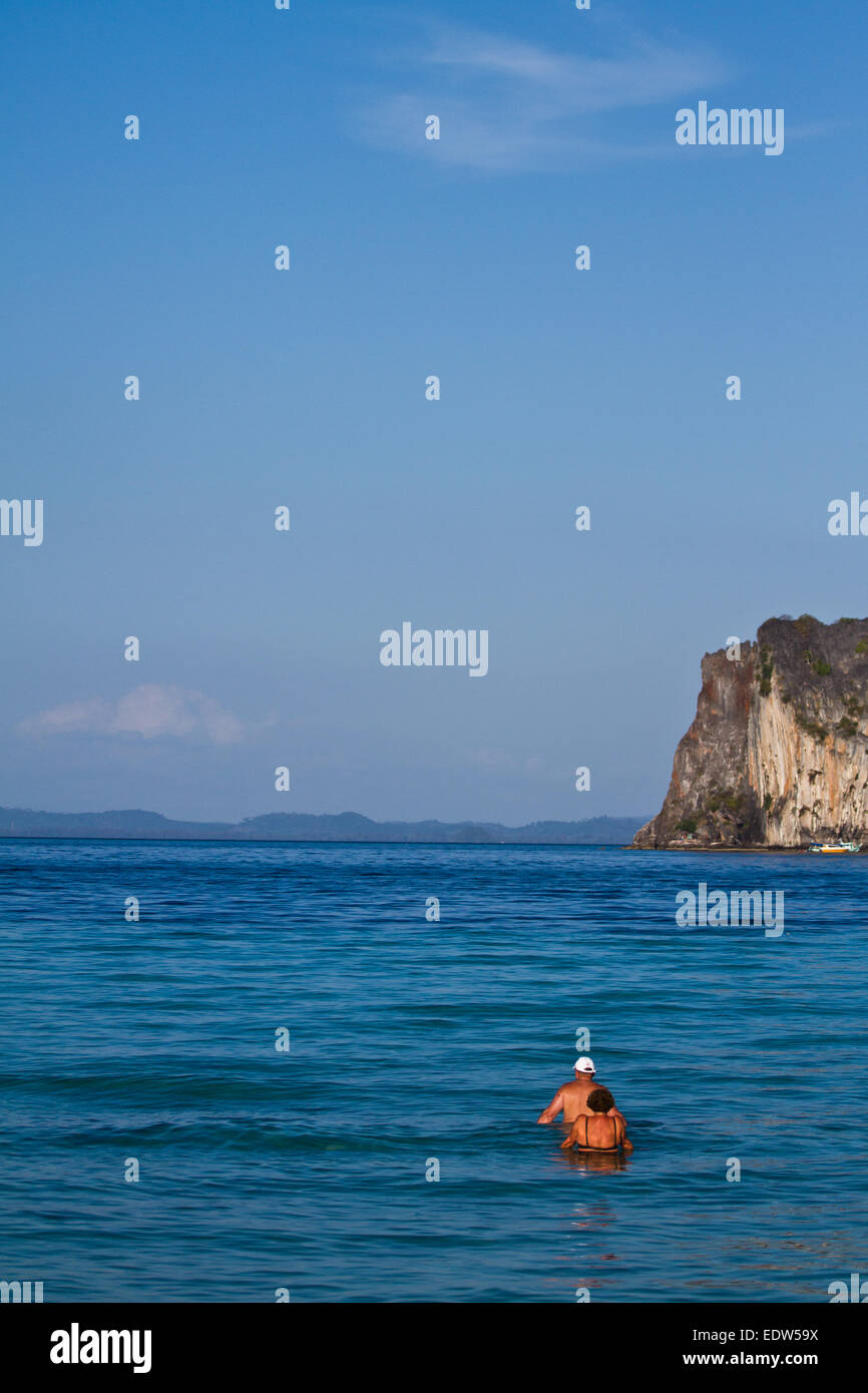 Zwei Leute schwimmen im Wasser am Strand von Koh Ngai Insel Thailand Stockfoto