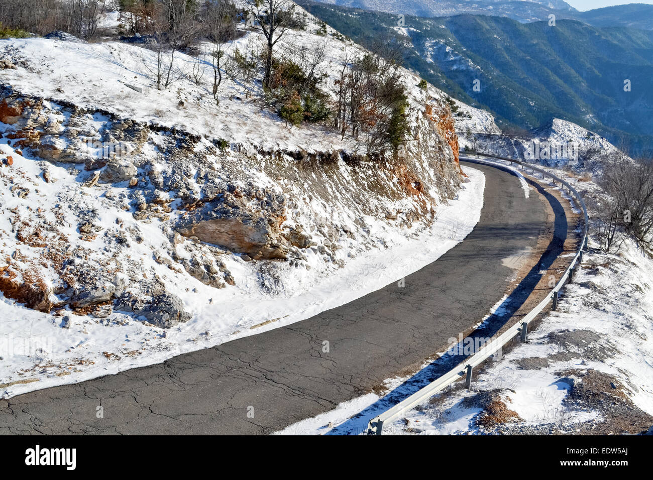 Engen und gefährlichen Bergstraße im winter Stockfoto