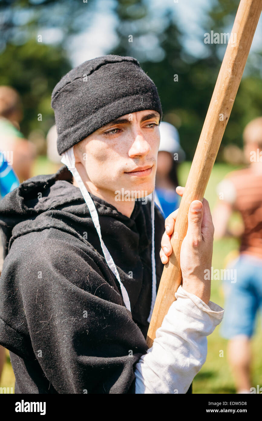 MINSK, BELARUS - 19. Juli 2014: Krieger Teilnehmer des VI Festival der mittelalterlichen Kultur 'Our Grunwald' 604 davon gewidmet Stockfoto