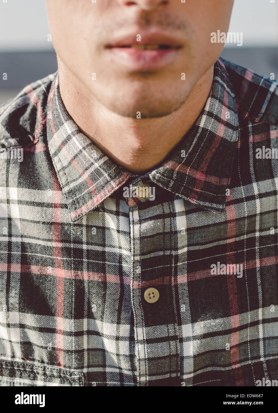 Kariertes Hemd Detail in den Hals eines Mannes Stockfoto