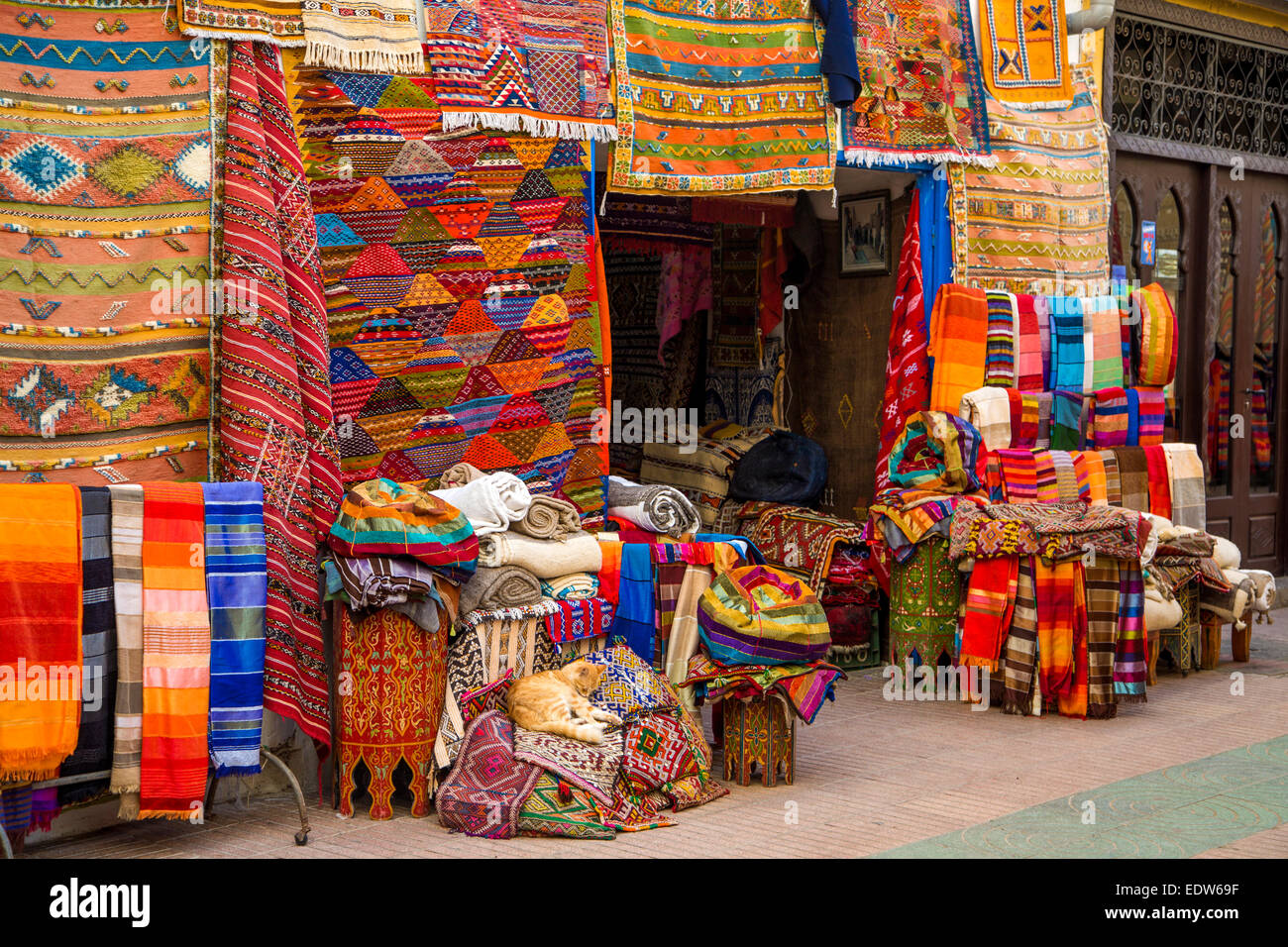 Bunte Stoffe auf dem Markt von Agadir in Marokko Stockfotografie - Alamy