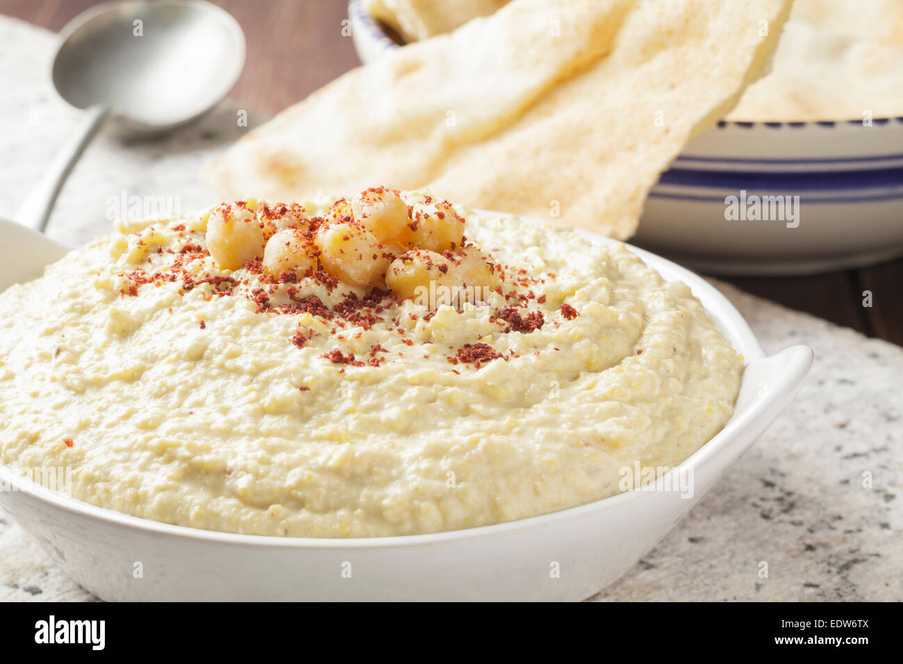 Hummus mit Prise sumac Stockfoto