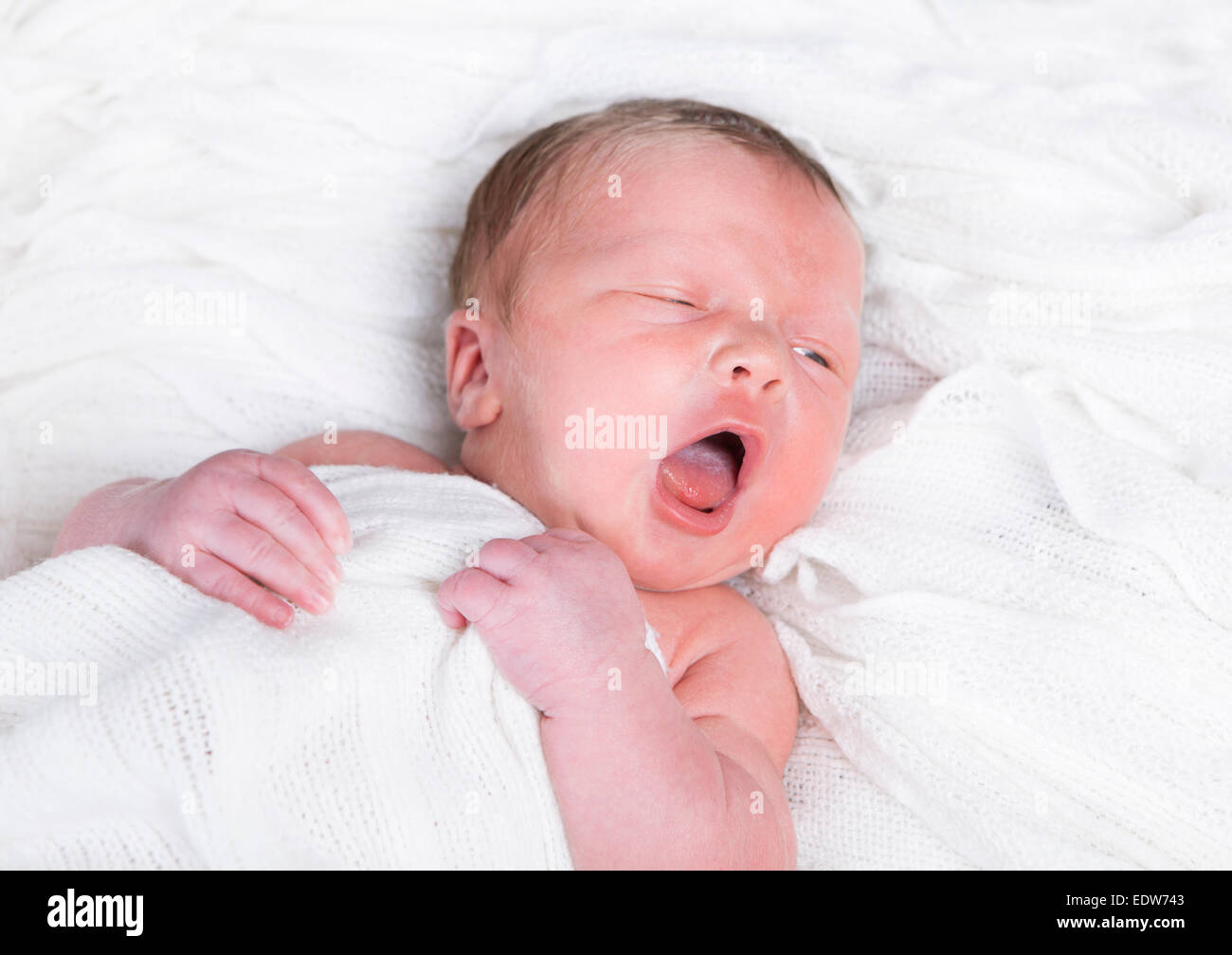 ein paar Tage alten Säugling mit Windel im Babybett ist Stockfoto