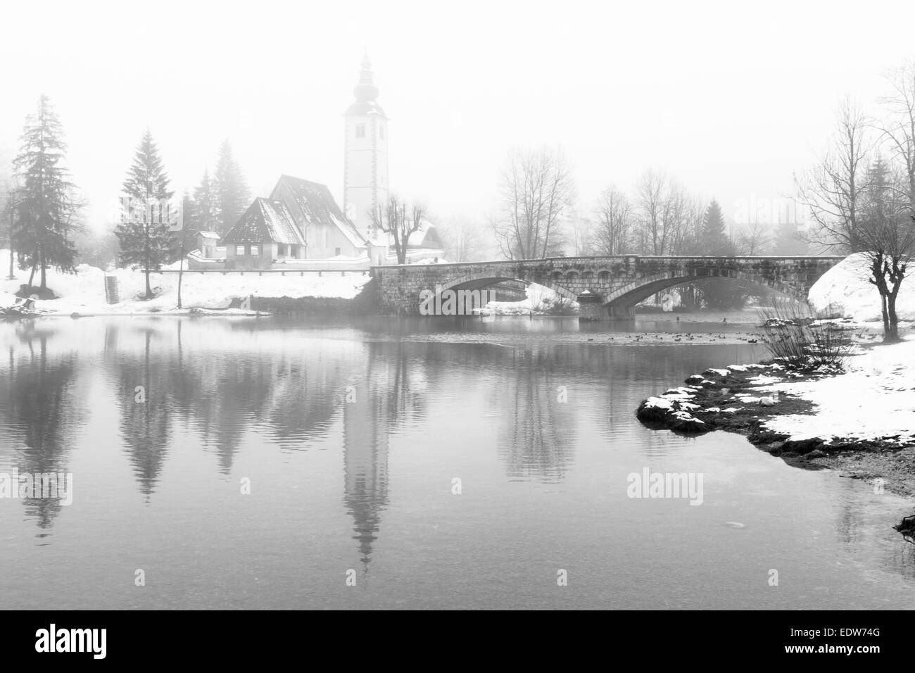 Kirche des Heiligen Johannes und See Bohinj, Slowenien. Stockfoto