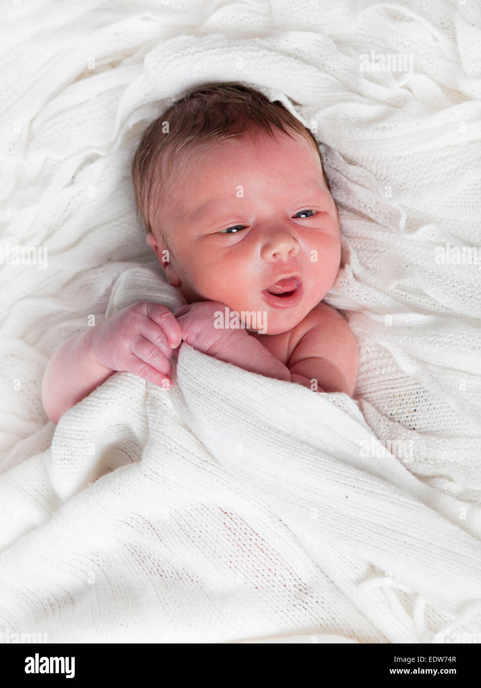 ein paar Tage alten Säugling mit Windel im Babybett ist Stockfoto