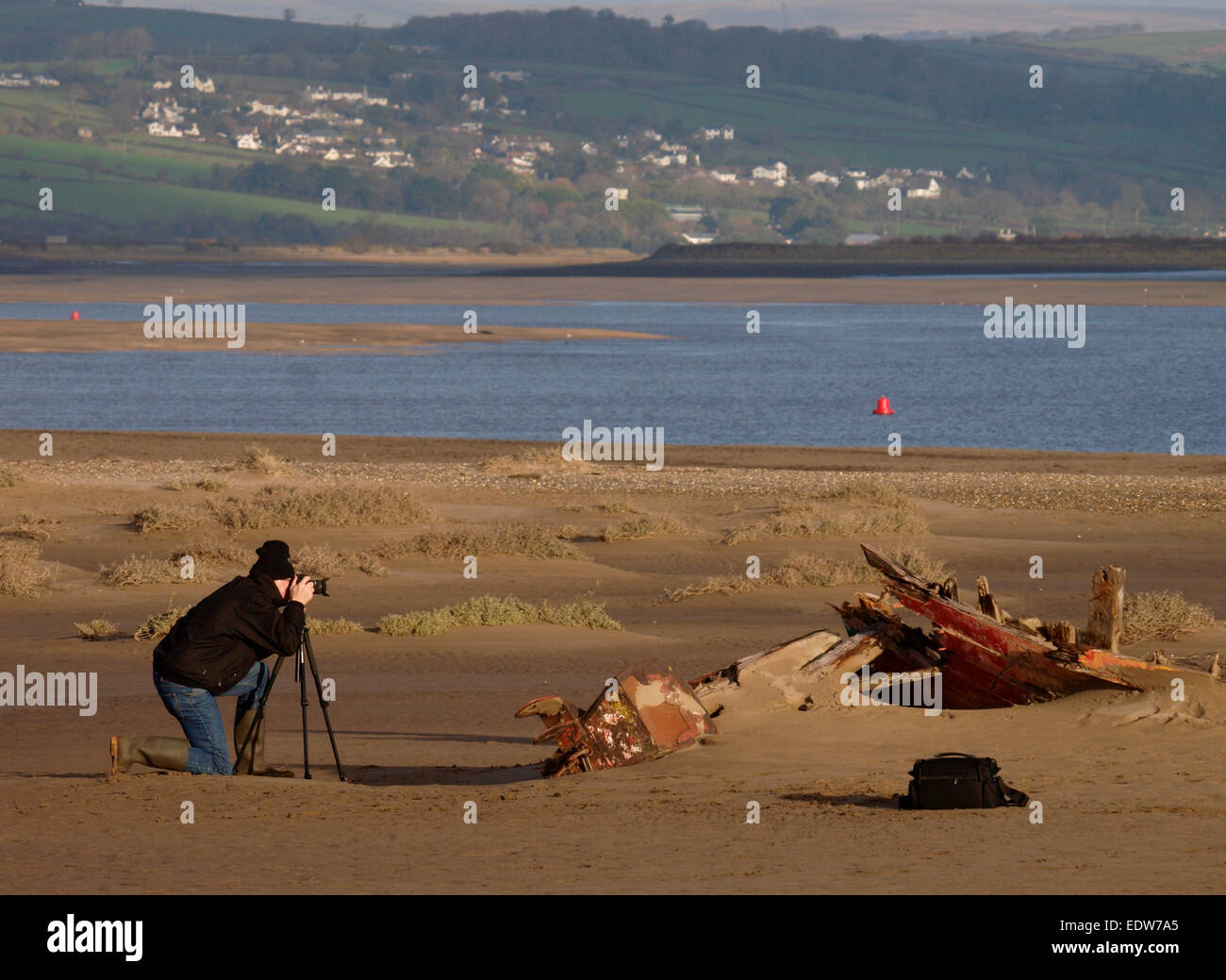 Fotografen Fotografieren von einem alten Holzboot an der Mündung der Fluß Taw, Devon, UK Stockfoto