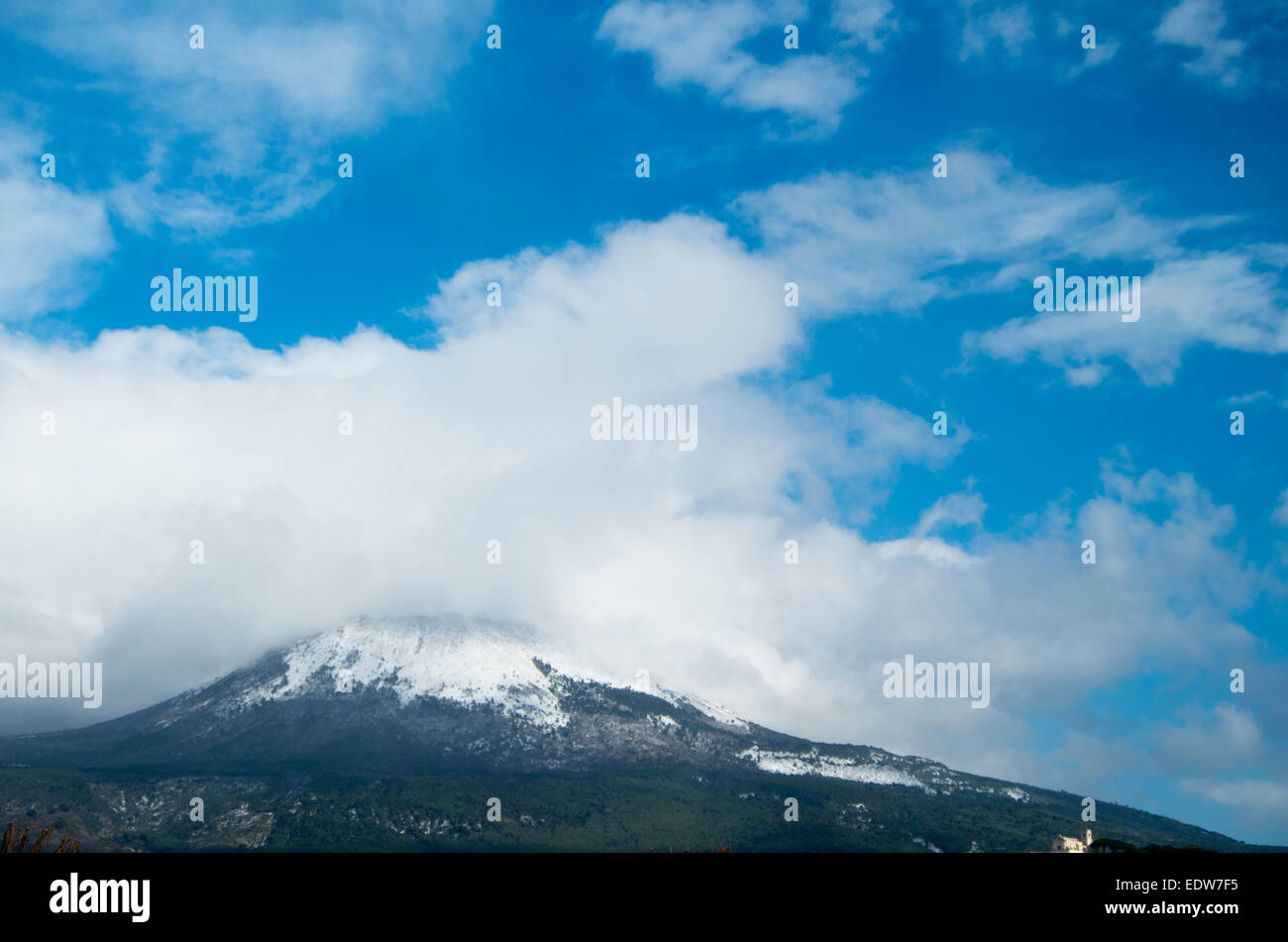 Trübe Vesuv mit Schnee aus Torre Del Greco Sicht (Neapel) Stockfoto