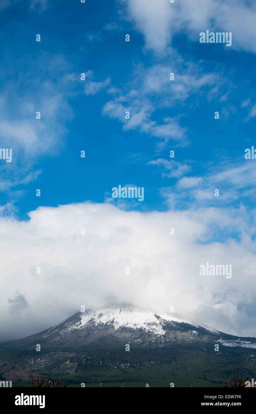 Vertikale Ansicht des Vesuvio mit Schnee an der Spitze von Torre Del Greco (Neapel - Italien) am Morgen Stockfoto