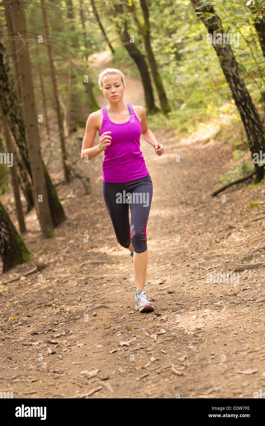 Hübsches junges Mädchen Läufer im Wald. Stockfoto