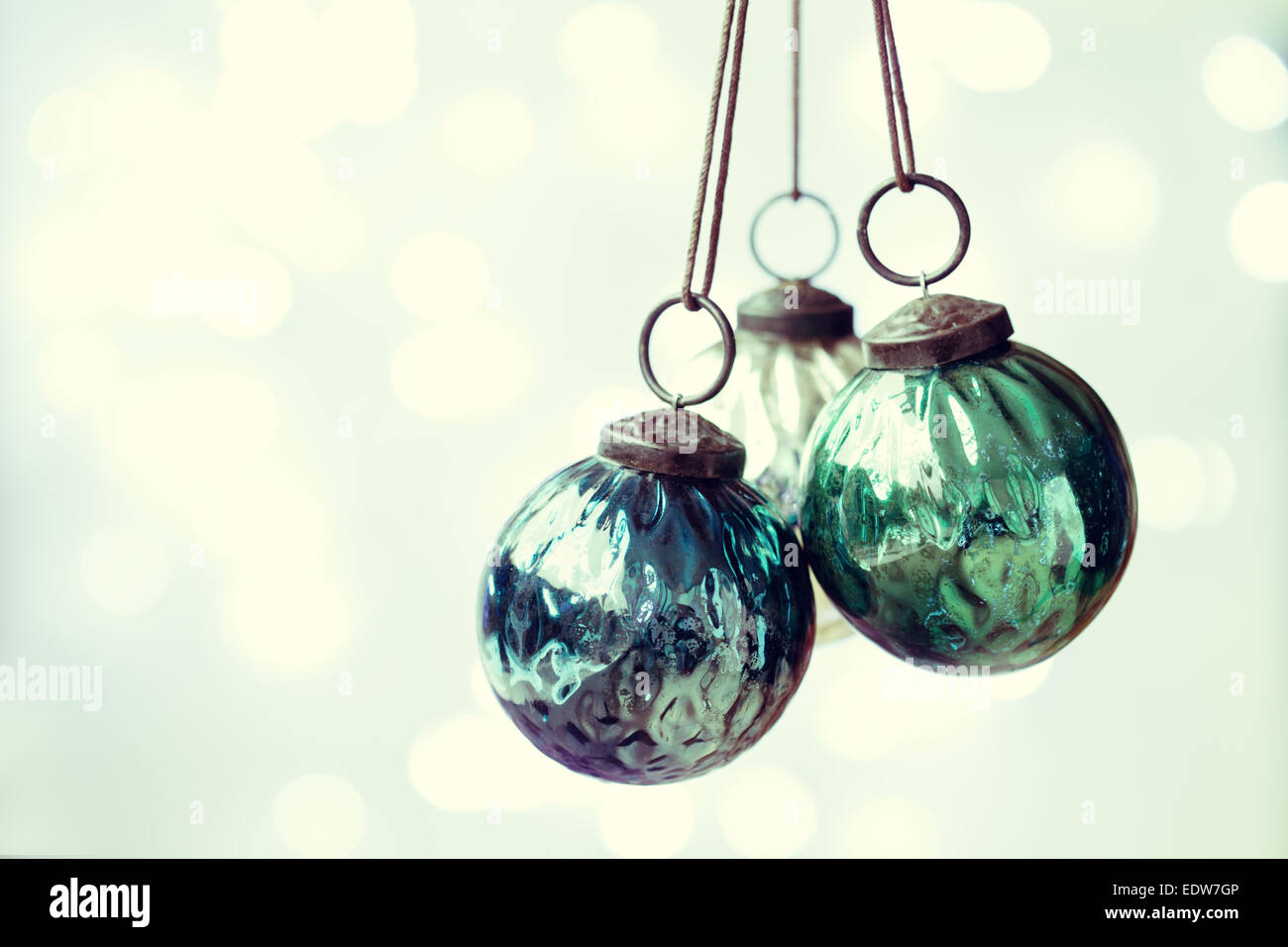 Blaue und grüne Weihnachtsschmuck mit textfreiraum zur Seite Stockfoto