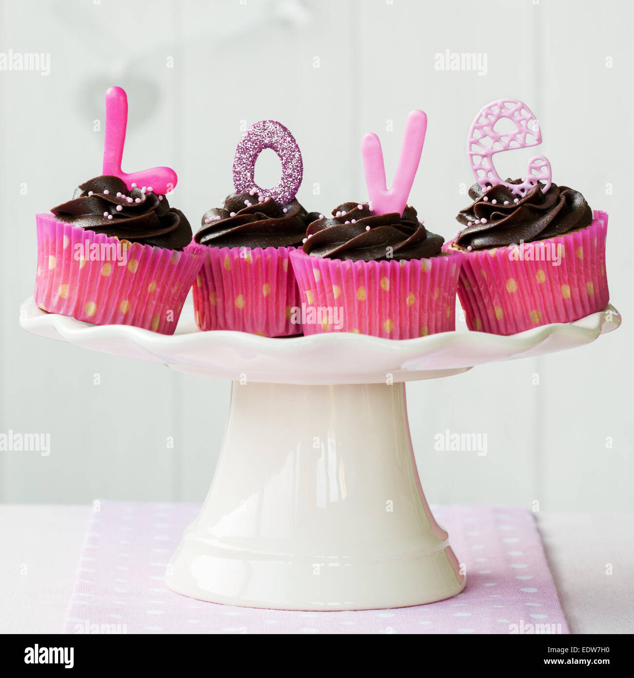 Cupcakes, die Schreibweise des Wortes Liebe"" Stockfoto
