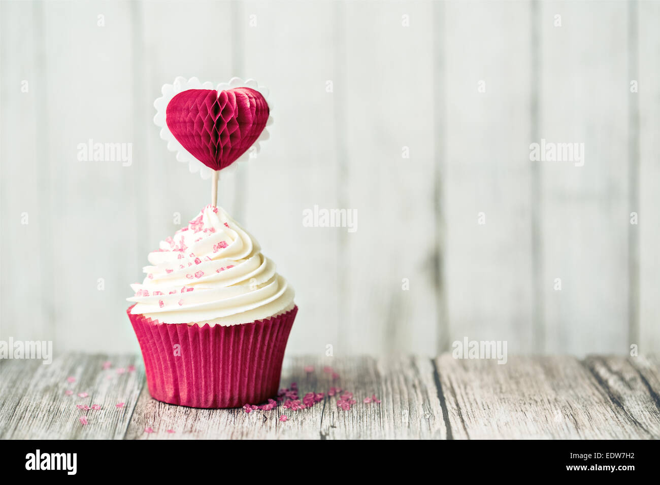 Cupcake mit einer herzförmigen Kuchen Pick dekoriert Stockfoto