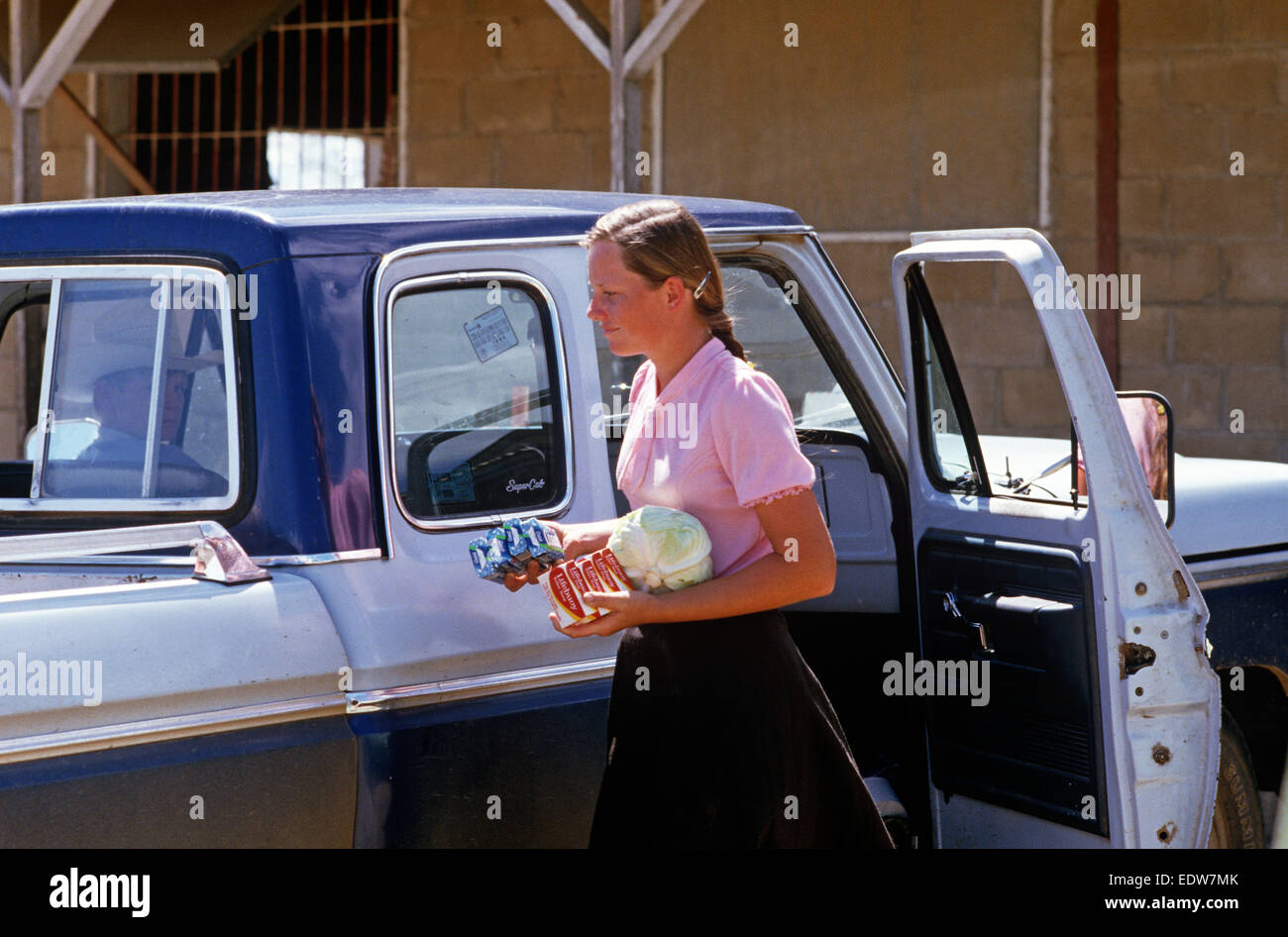 Young-Mennonite Mädchen Einkaufen aus lokalen Speicher in Spanish Lookout Siedlung, Belize, Mittelamerika, Juni 1985 Stockfoto