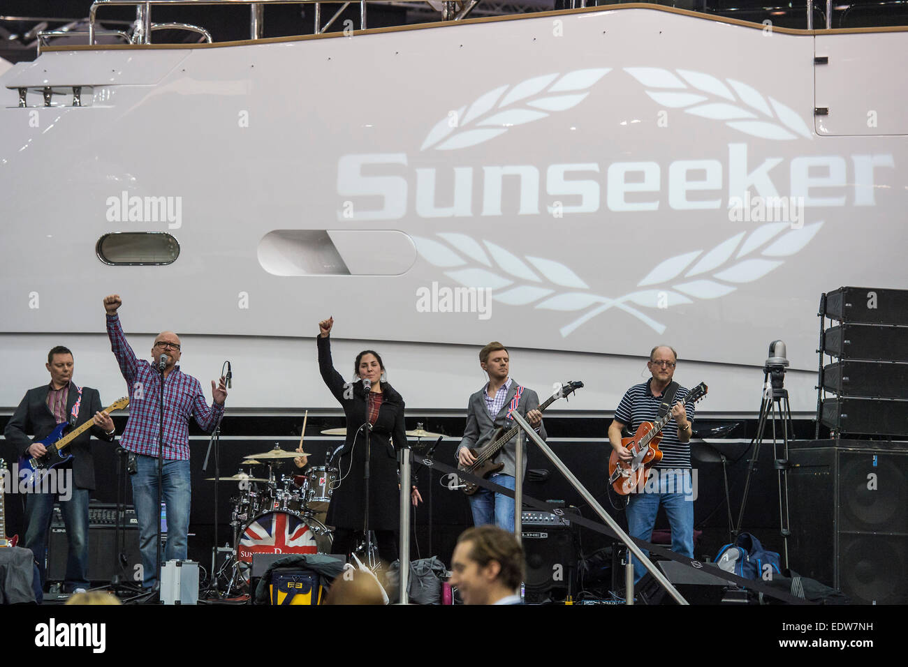 Die Sunseeker Renegades, eine Band, bestehend aus Mitarbeitern, erwärmt sich für die Eröffnung. Der CWM FX London Boat Show, statt 09-18. Januar 2015 im ExCel Centre, Docklands, London. Stockfoto