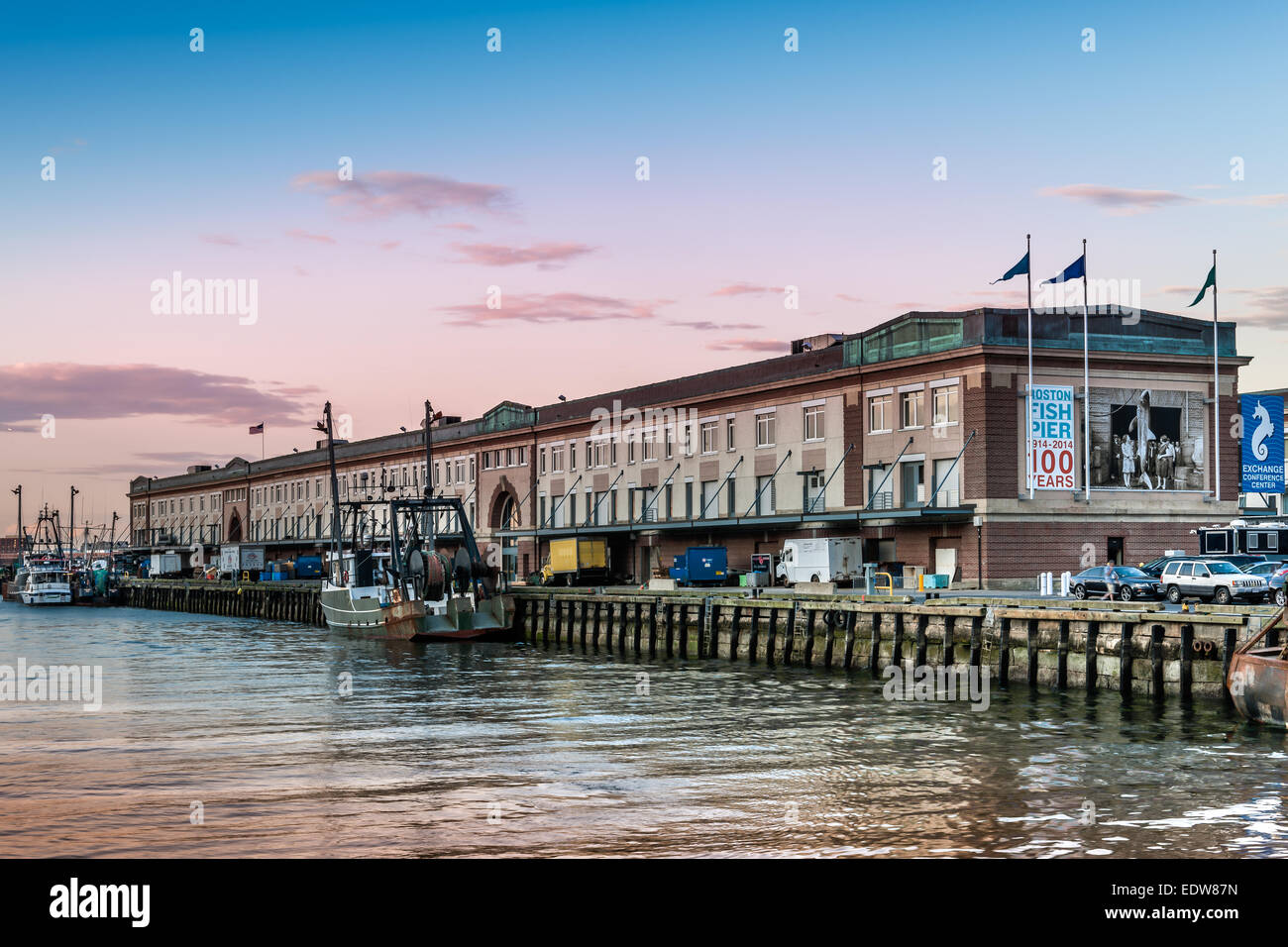 Die Sonne geht über dem Fisch Pier im Seaport District von Boston, Massachusetts - USA. Stockfoto
