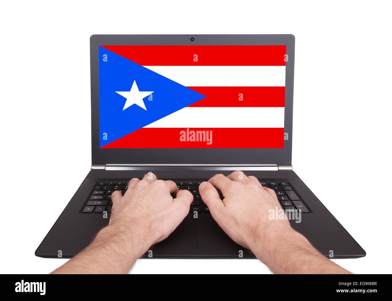 Hände auf Laptop zeigt auf dem Bildschirm die Flagge von Puerto Rico Stockfoto