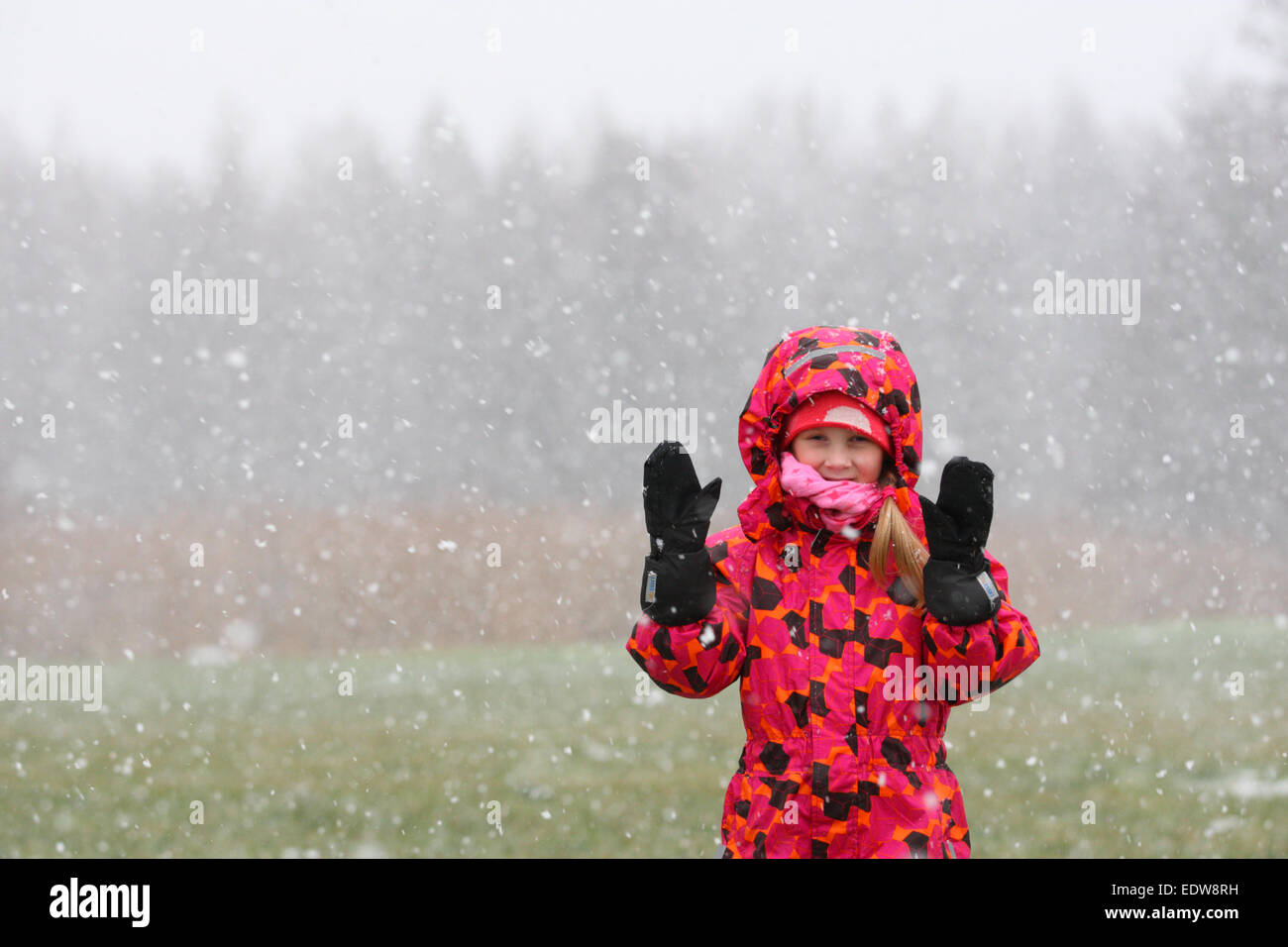 Kleines Mädchen im ersten Schneefall Stockfoto