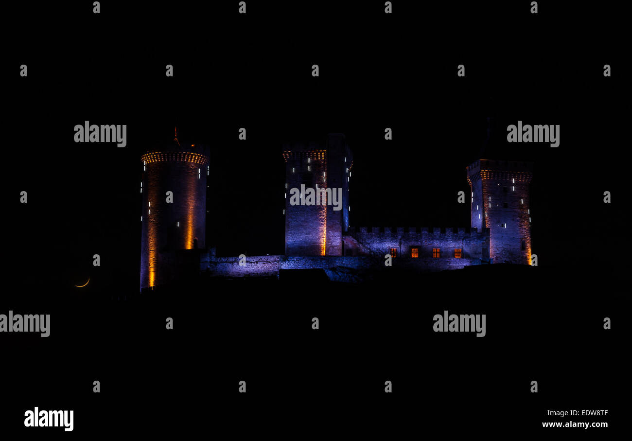 Chateau de Foix Burg von Foix (Ariège - Frankreich) in der Nacht mit Weihnachtsbeleuchtung Stockfoto