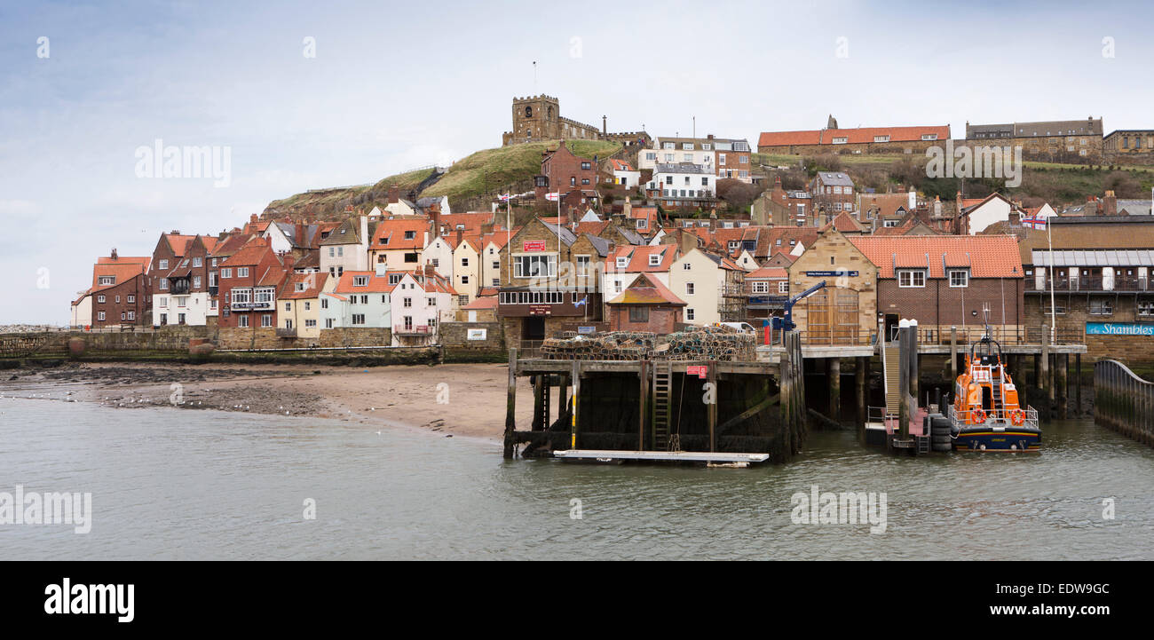 Großbritannien, England, Yorkshire, Whitby, Fish Pier mit Str. Marys Kirche über dem östlichen Ufer des Fluss Esk, Panorama Stockfoto