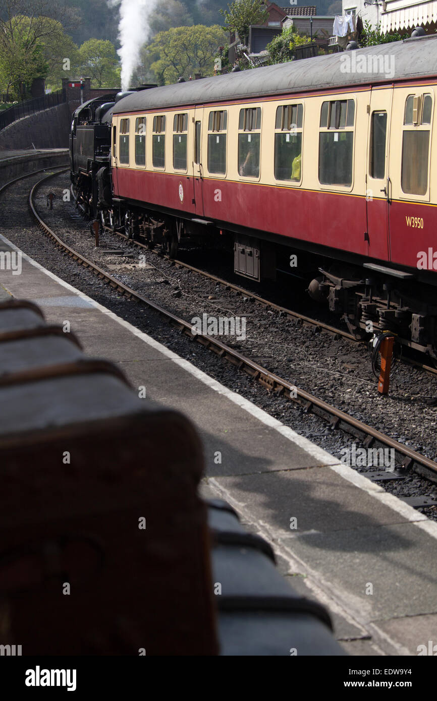 Das Dorf von Llangollen, Wales. Malerische Aussicht auf einen Dampf Lok und Passagier Wagen am Bahnhof von Llangollen. Stockfoto