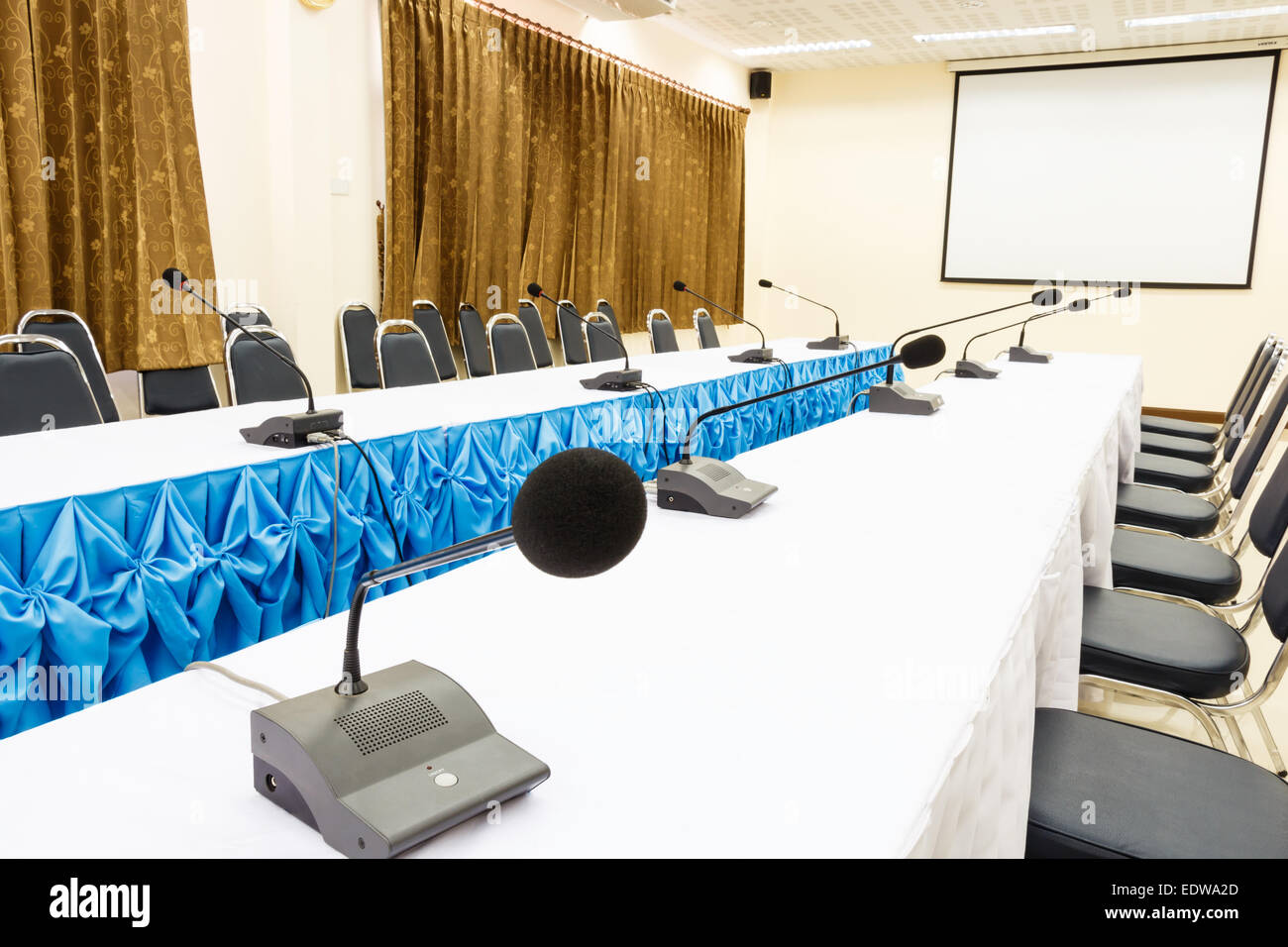 Mikrofone auf Tisch in einem Konferenzraum Stockfoto