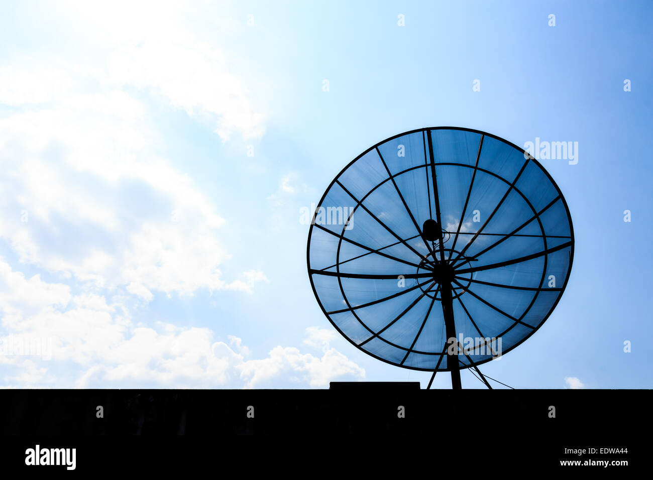 Satellitenschüssel auf dem Dach und blauer Himmel Nachmittag (Silhouette) Stockfoto
