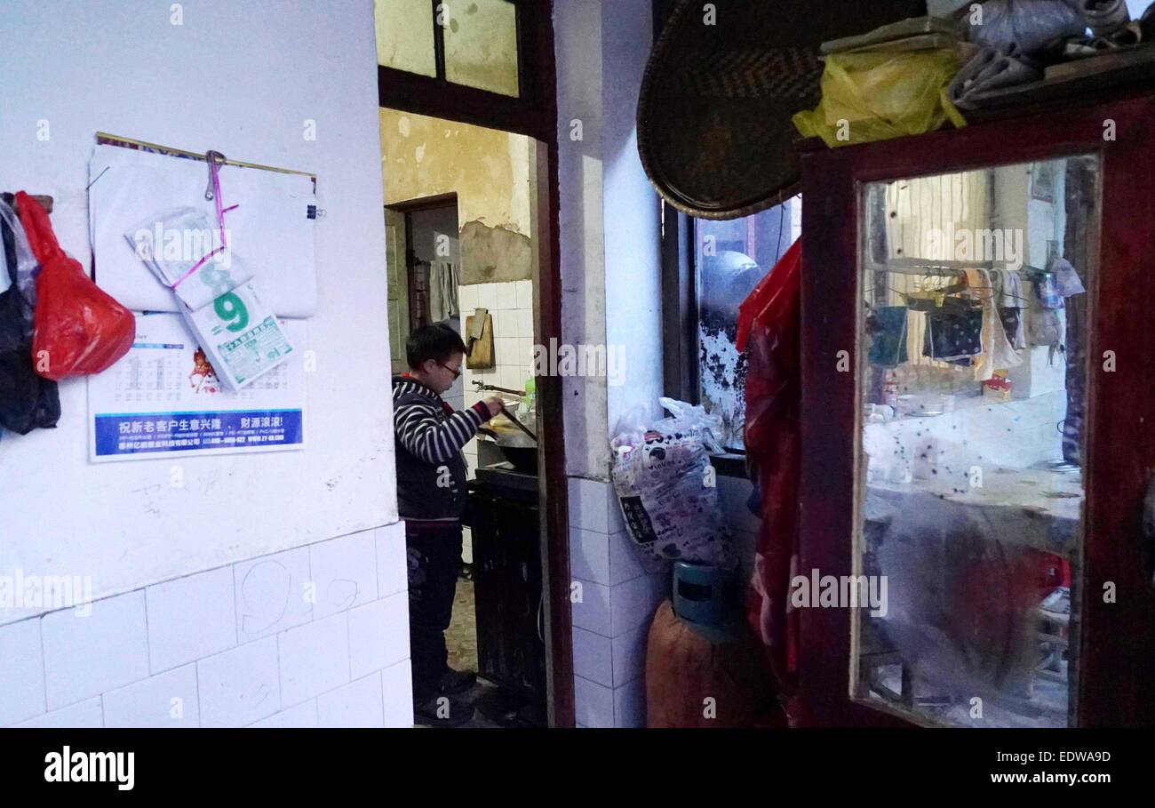 (150110)--bereitet TONGGU Grafschaft, 10. Januar 2015 (Xinhua)--Mo Shuangyi Abendessen in seinem Haus in Tonggu Grafschaft von Yichun, Osten Chinas Jiangxi Provinz, 9. Januar 2015. Nachdem sein Vater an Leukämie im Oktober 2014, Shuangyi, erkrankte 10-jährige Schüler in Tonggu Grafschaft, beschlossen, wiederverwertbare Abfälle zu sammeln und sie für Geld zu verkaufen, um seinen Vater zu retten, der Verzicht auf Behandlung wegen der hohen medizinischen Kosten gedacht. Seine kindlichen Taten erregte umfangreiche Aufmerksamkeit, wenn Bilder von ihm sammeln Abfälle über das Internet zu verbreiten. Shuangyi der Familie erhielt öffentliche Spenden und eine Reihe Stockfoto