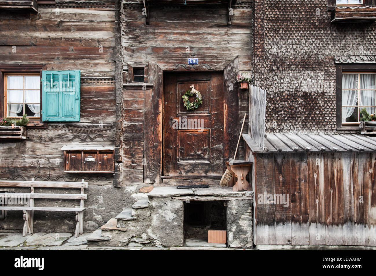 Fassade eines alten Holzhauses in der Schweiz (Vals) Stockfoto