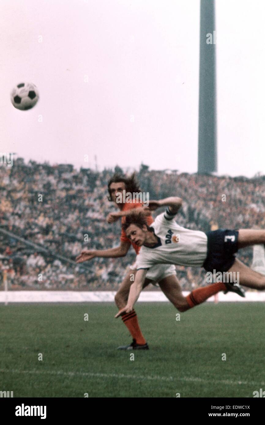 Durch Bernd Bransch (Ger) 1974 WM-Endrunde herausgefordert 30.06.1974 Rob Rensenbrink (Niederlande). Deutschland gegen Holland beendete 0:2 in Gelsenkirchen Stockfoto