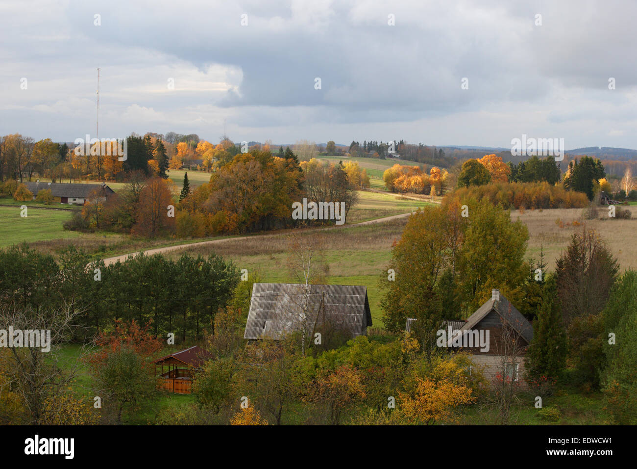 Herbstliche Aussicht auf Raigastvere Dorf und Drumlins in Vooremaa, Estland Stockfoto