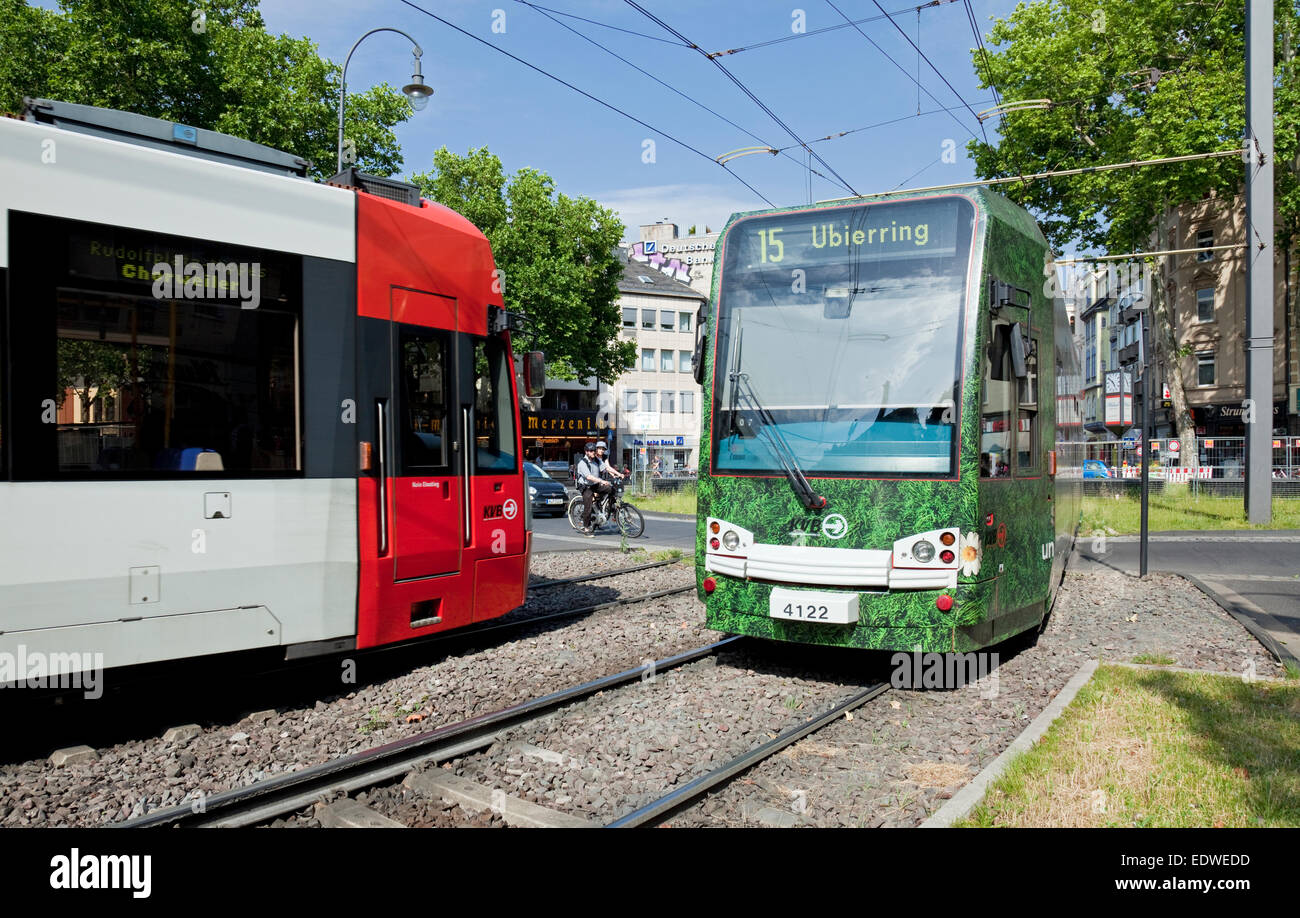 Zwei Straßenbahnen vorbei in der Nähe Chlodwigplatz Station, Karolingerring, Köln, Nordrhein-Westfalen, Deutschland Stockfoto