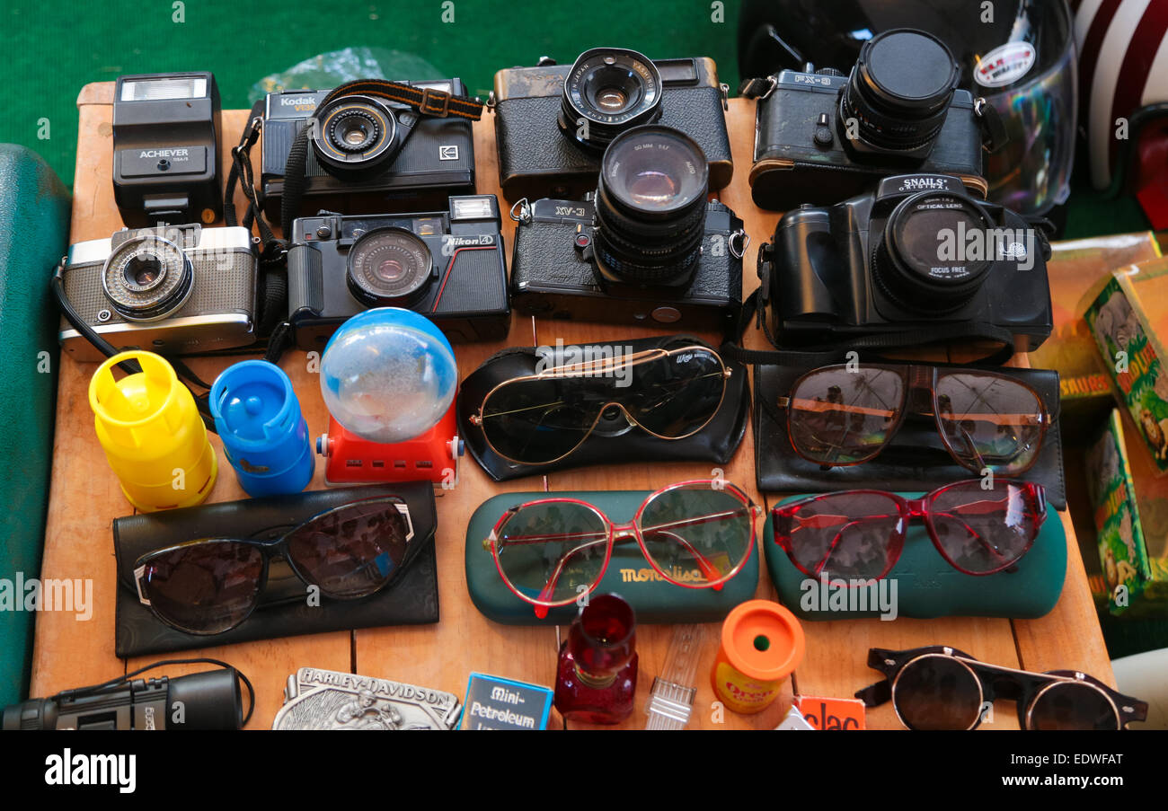 Klassische Filmkamera und alte Sonnenbrille. Stockfoto
