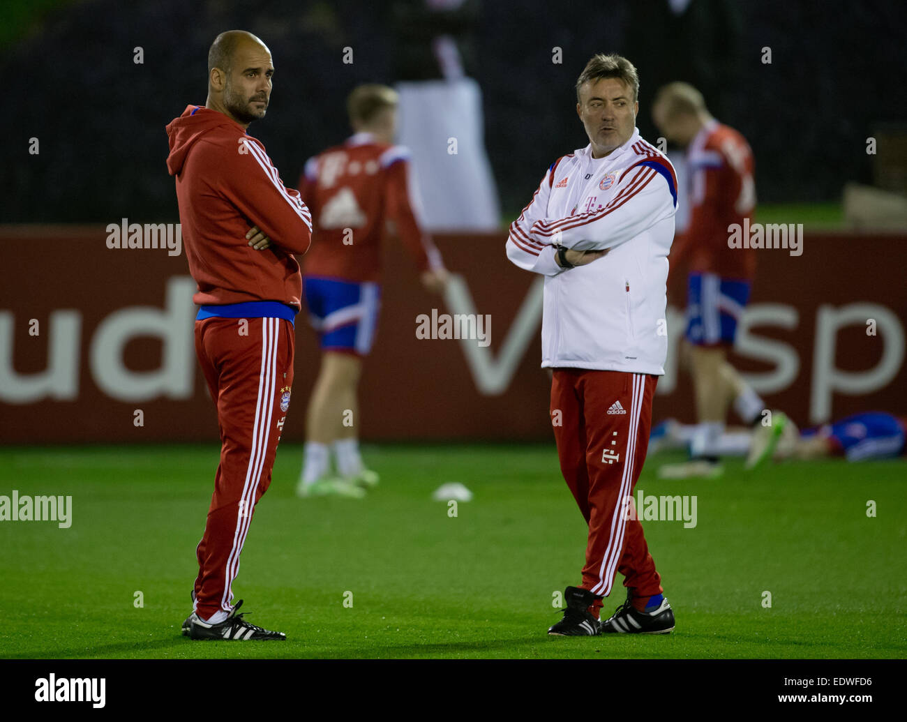 Doha, Katar. 9. Januar 2015. Münchens Trainer Pep Guardiola (L) spricht mit Co-Trainer Domenec Torrent während einer Trainingseinheit in Doha, Katar, 9. Januar 2015. Bayern München bleibt in Katar bis 17. Januar 2015, für die zweite Hälfte der deutschen Fußball-Bundesliga-Saison vorzubereiten. Foto: Sven Hoppe/Dpa/Alamy Live News Stockfoto