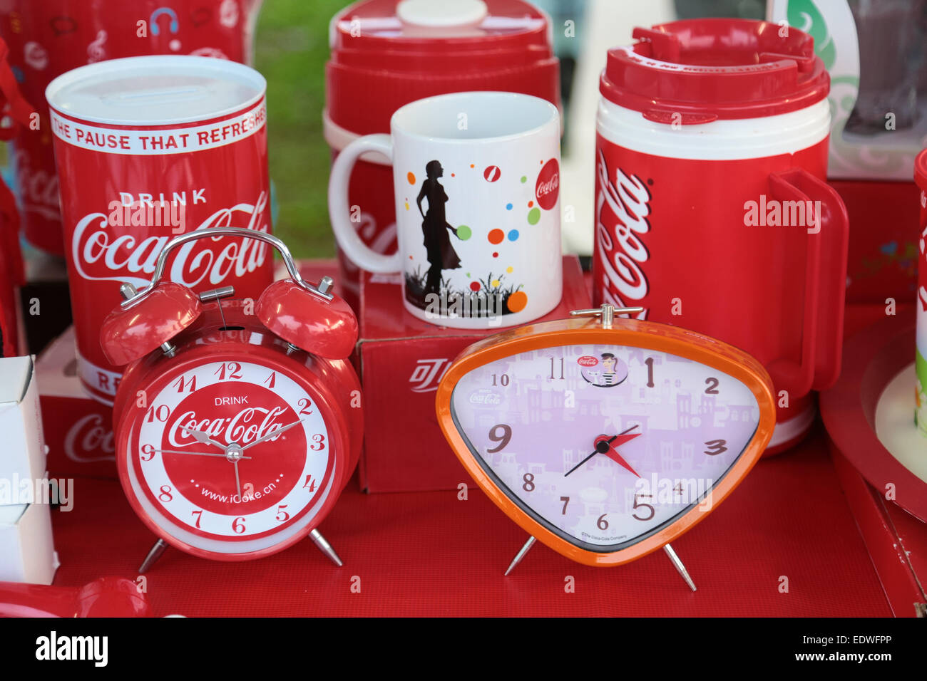 Verschiedene klassische Coca-cola Souvenir wie Uhr, Becher und Glas. Stockfoto